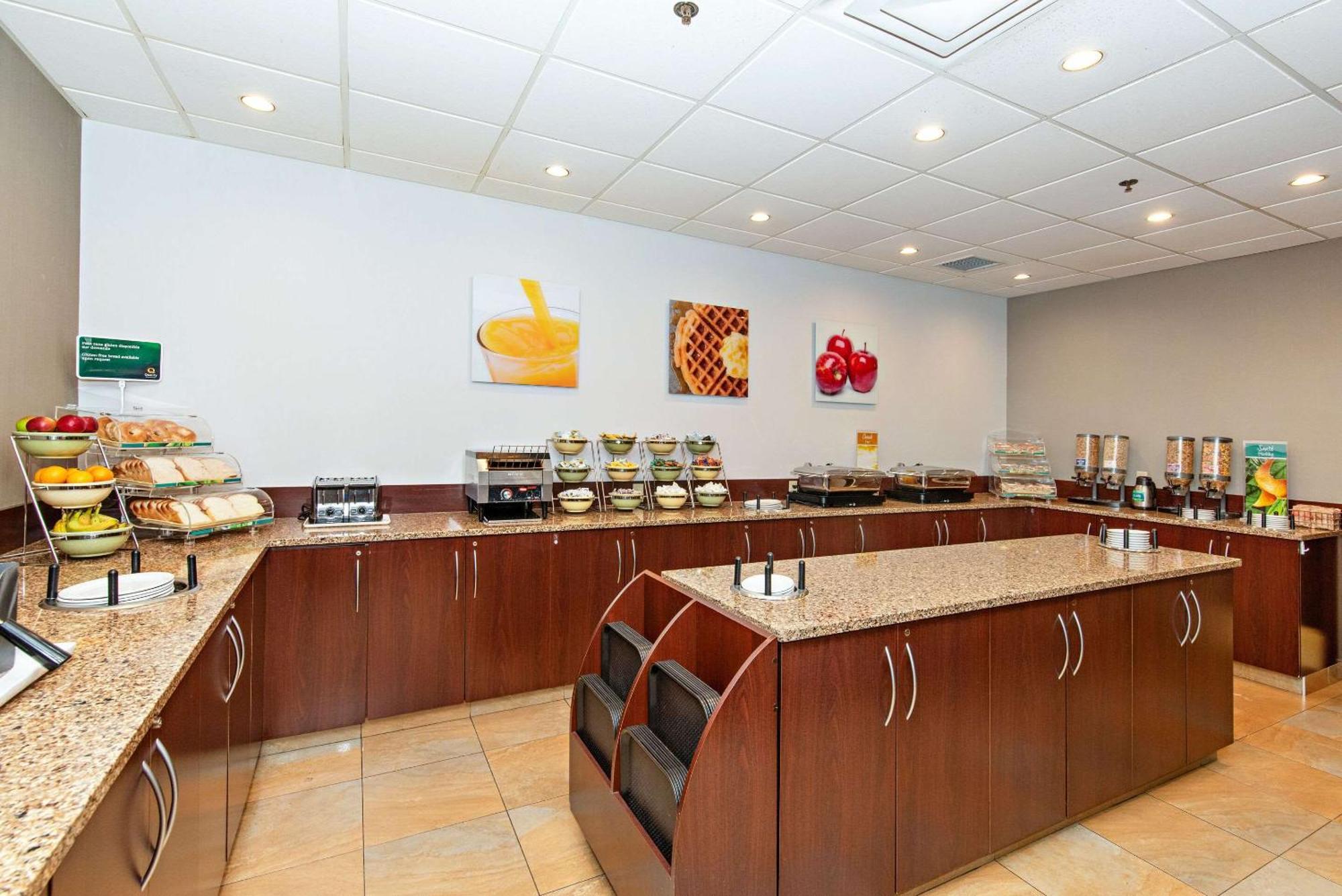 Quality Inn & Suites Val-d'Or Exterior foto
